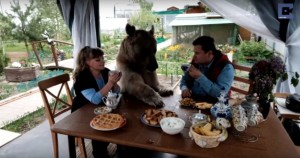 foto famiglia russa con orso