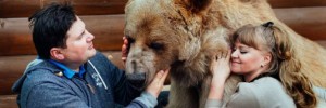 foto il giornale--famiglia russa con orso